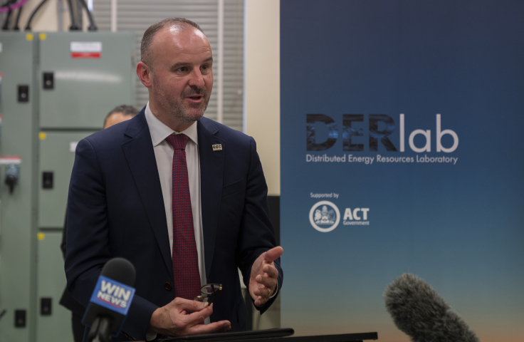 Chief Minister Andrew Barr stands in front of a 'DER Lab' banner, and speaks at a lectern.